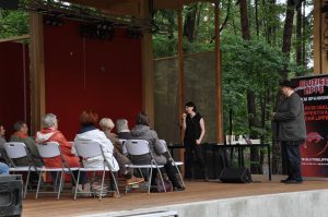 Lucie Flebbe spricht auf der Landesgartenschau vor Publikum